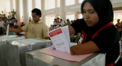 Penyandang cacat memasukkan kertas suara ke kotak, dalam sosialisasi pemilu yang dilakukan KIP Aceh di Desa Lambung, Meuraxa, Banda Aceh. [Ucok Parta/ACEHKITA.COM]