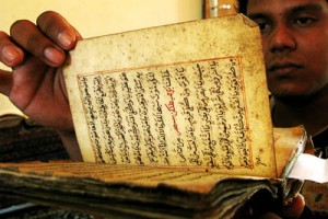 Naskah kuno koleksi Tarmizi A. Hamid. | Radzie/ACEHKITA.COM