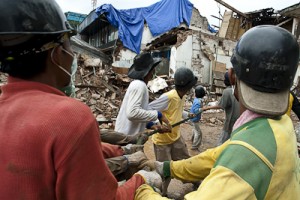 Pekerja merobohkan bangunan yang rusak berat akibat gempa,  Kampung Cina, Padang. Warga Padang mulai melakukan pembersihan dan rehabilitasi bangunan yang rusak akibat gempa. [Yo Fauzan/ACEHKITA.COM]