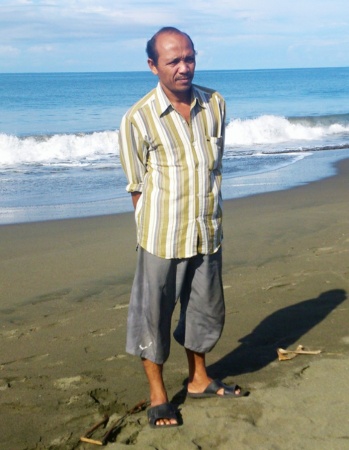 Septi Rangkuti berdiri di pantai Ujong Kareung, Meulaboh, Kabupaten Aceh Barat, hari Minggu (26 Oktober 2014).  | Nurdin Hasan/ACEHKITA.COM