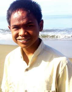 Arif Pratama Rangkuti alias Ucok di pantai Ujong Kareung Meulaboh. | FOTO: Nurdin Hasan/ACEHKITA.COM