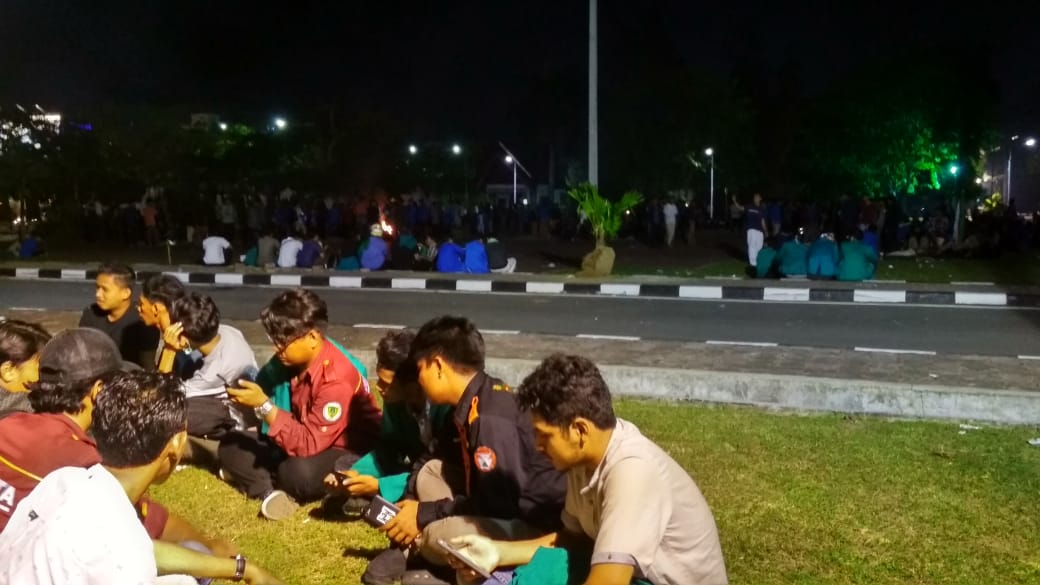 Massa Demo Tolak Tambang Bertahan di Halaman Kantor Gubernur Aceh