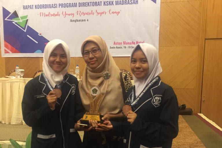 Kaji Hukum Jinayat Bagi Non-Muslim, Dua Siswi Aceh Juara 3 MYRES 2019 di Manado